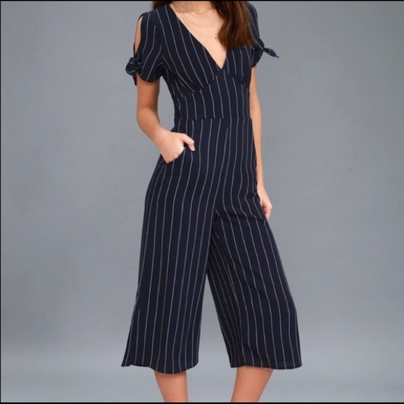 NWOT LULUS Women’s Navy and white pinstripe jumpsuit - Picture 2 of 6
